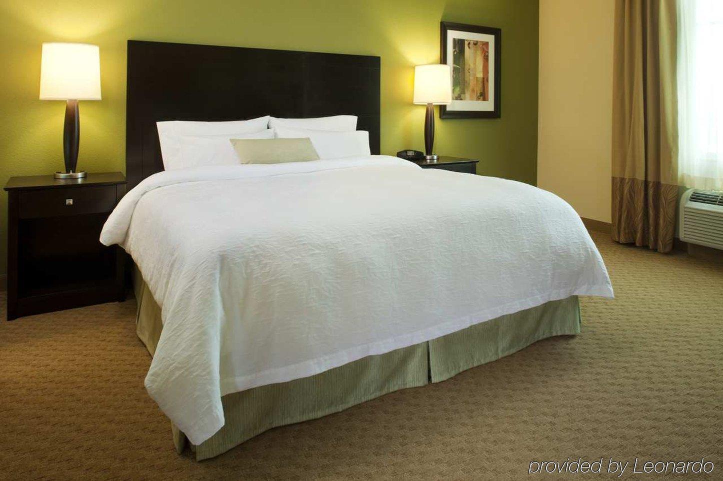 Hampton Inn Beeville Номер фото
